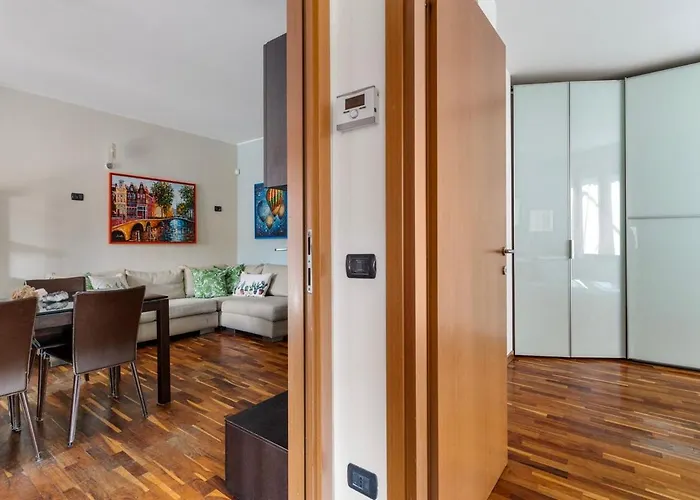 Elegant Retreat With Sunny Terrace & Excellent Metro Links