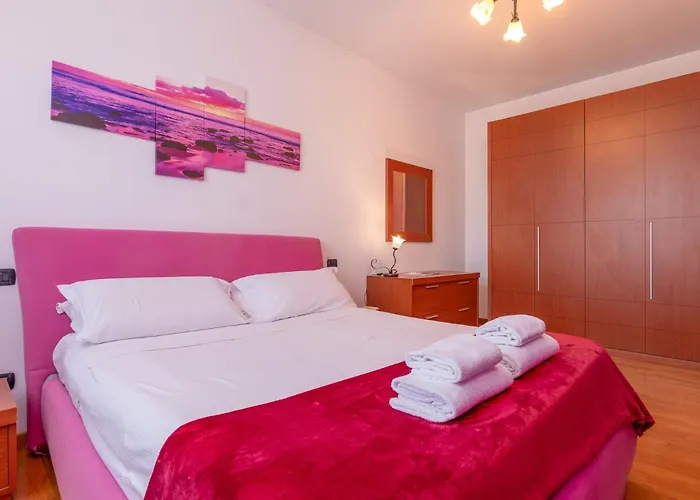 Apartment Private Terrace & 2 Bedrooms Near Bosco Verticale Milan