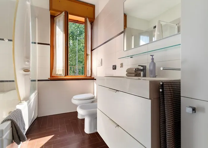 Elegant Retreat With Sunny Terrace & Excellent Metro Links Apartament *