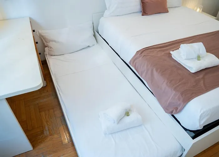 Apartment Duomo 10 Minutes Away Spacious 5 Pax Balcony Wifi Ac