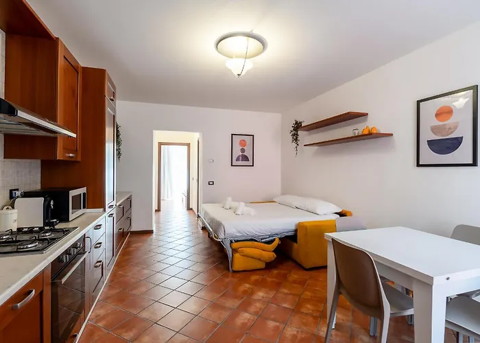 Spacious At 5 Min Walk From Station