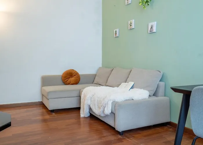 Duomo 10 Minutes Away Spacious 5 Pax Balcony Wifi Ac