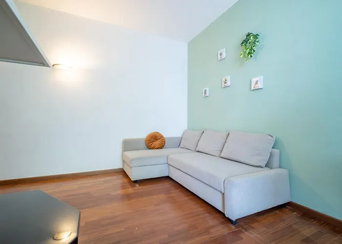 Duomo 10 Minutes Away Spacious 5 Pax Balcony Wifi Ac