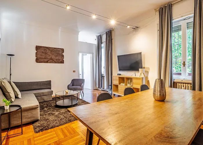 Exclusive 4 Bedrooms In Brera Apartment *
