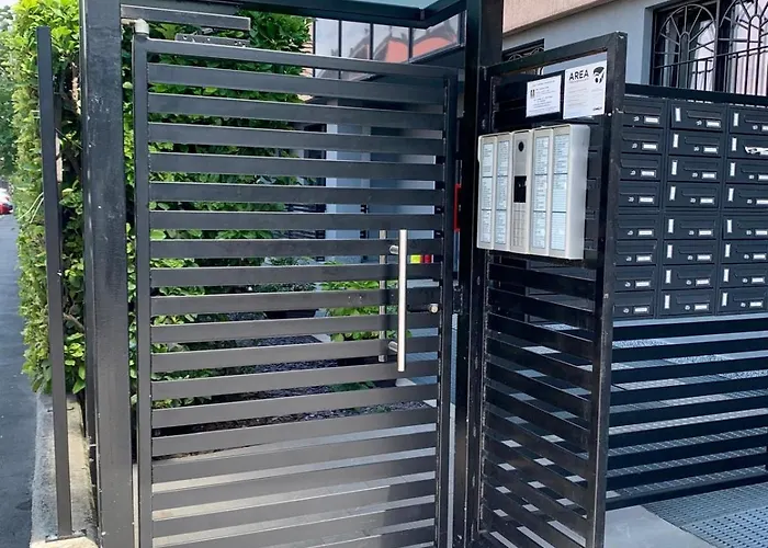 Mylo's -15 Minutes From The Duomo, Ieo, Prada *