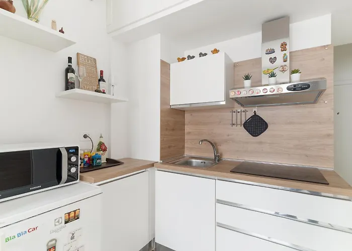 Guesthost - Bright Bocconi 아파트 밀라노