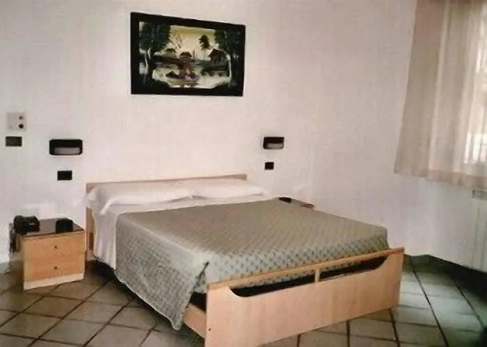 Paola Hotel *