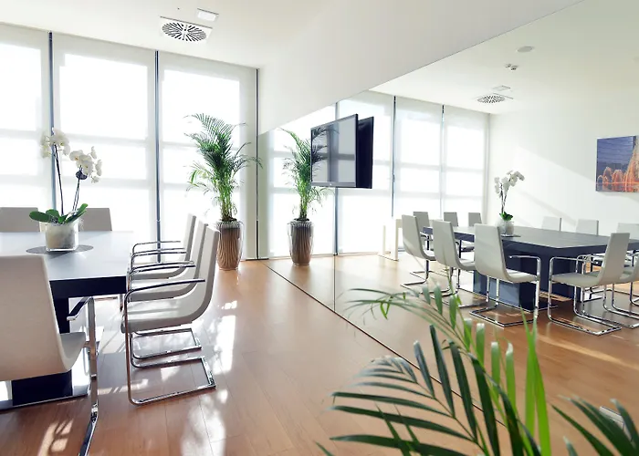 Hilton Garden North 4*