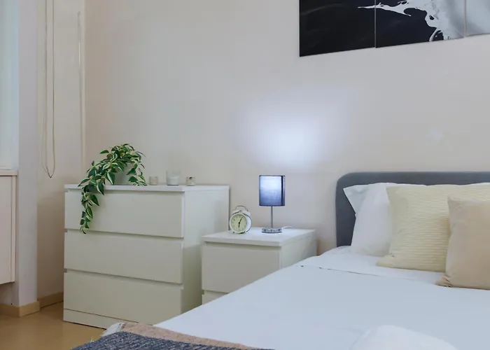 Family Apartment, Duomo 12 Min Walk, 5 Guests, Near Covered Parking Διαμέρισμα *