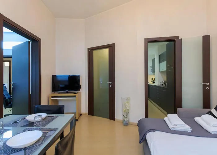 Family Apartment, Duomo 12 Min Walk, 5 Guests, Near Covered Parking *
