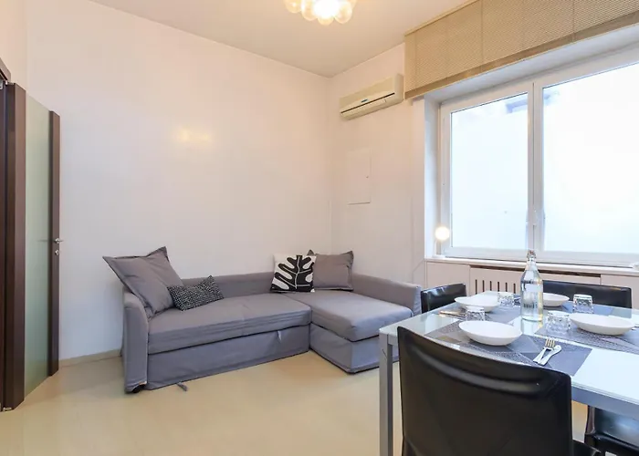 Family Apartment, Duomo 12 Min Walk, 5 Guests, Near Covered Parking Διαμέρισμα *