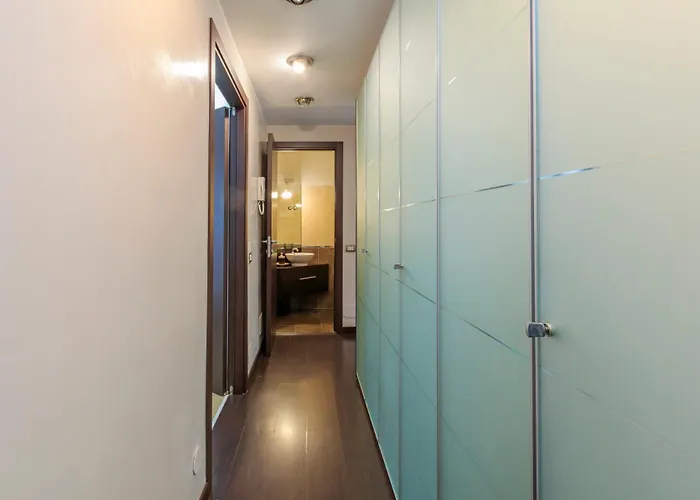 Family Apartment, Duomo 12 Min Walk, 5 Guests, Near Covered Parking Διαμέρισμα