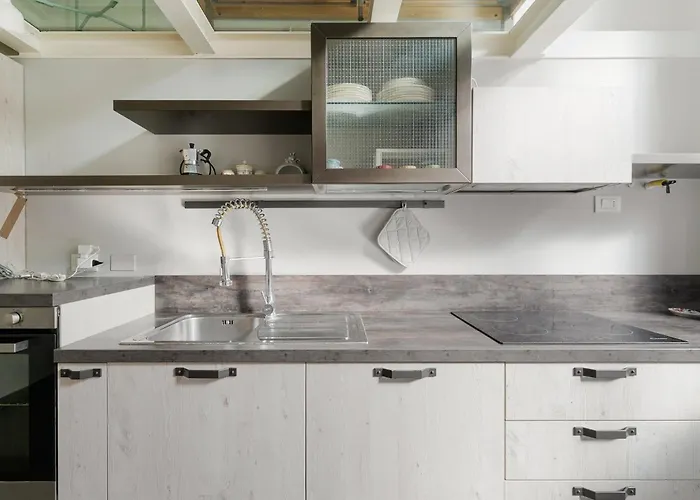 Guesthost - Comfortable Loft Citta Studi דירה