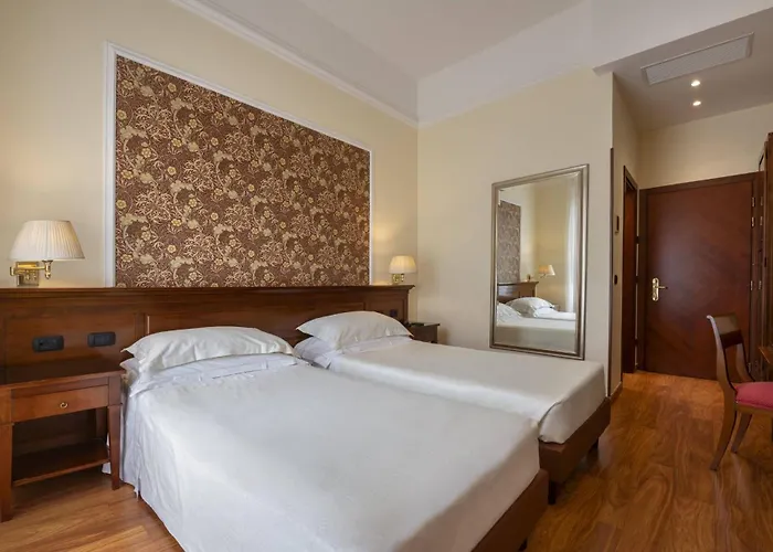 מלון Lancaster 3*