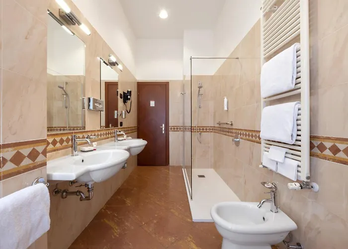 מלון Lancaster 3*