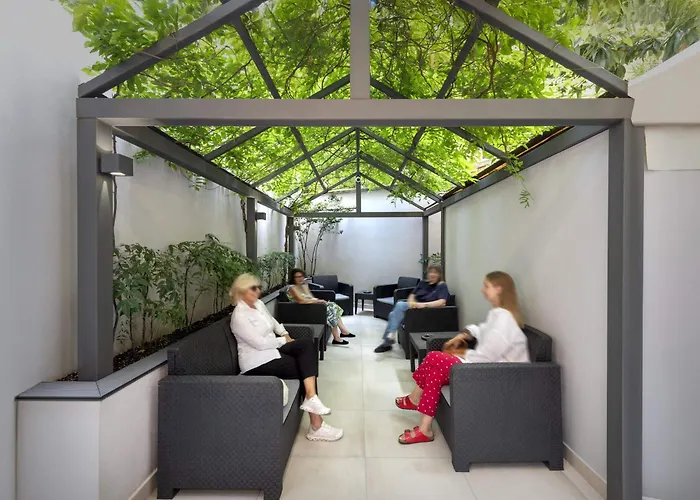 Lancaster מלון 3*