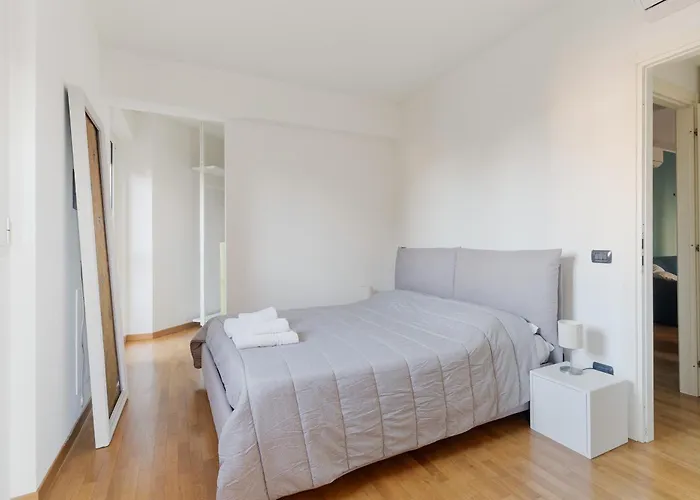 Guesthost - Bright M1 Precotto * Mediolan