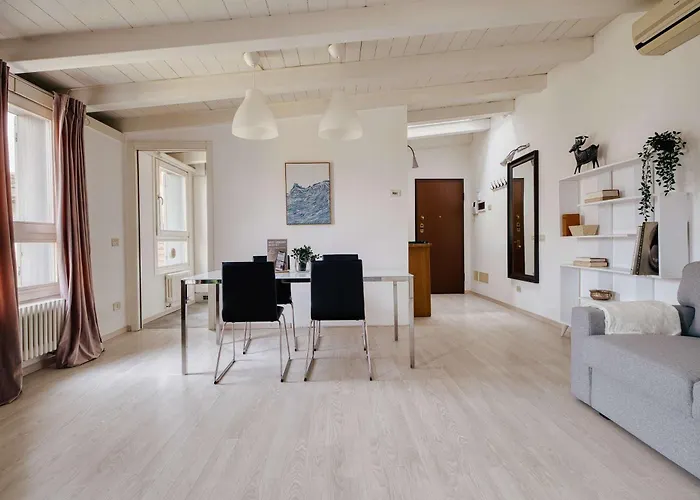 Bright Flat In The Heart Of Porta Venezia *