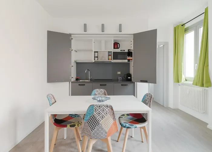 Guesthost - Modern Precotto Milan