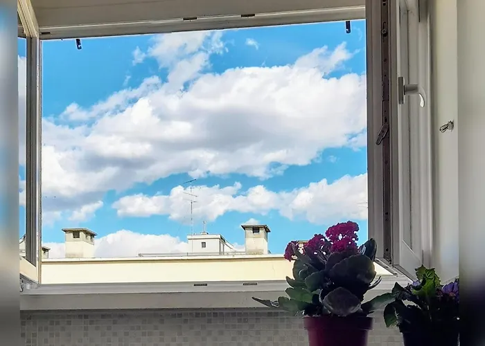 Near Linate Duomo And Station Minutes Away 아파트