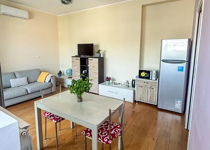 아파트 Near Linate Duomo And Station Minutes Away *