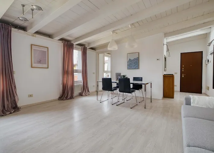 아파트 Bright Flat In The Heart Of Porta Venezia 밀라노
