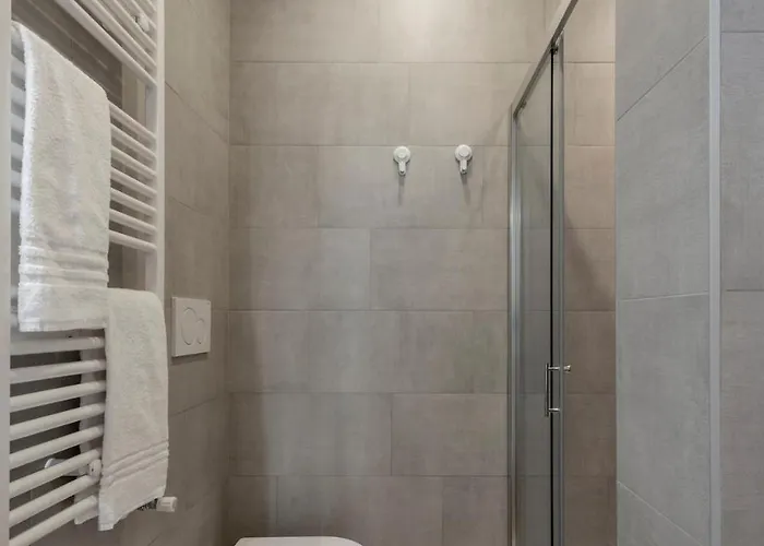 B - Modern Elegance For 4 People דירה *