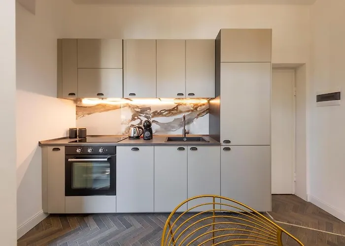 B - Diamond In The Center * Milánó