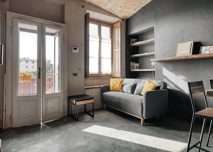 Nyc-style Industrial On Navigli Mediolan