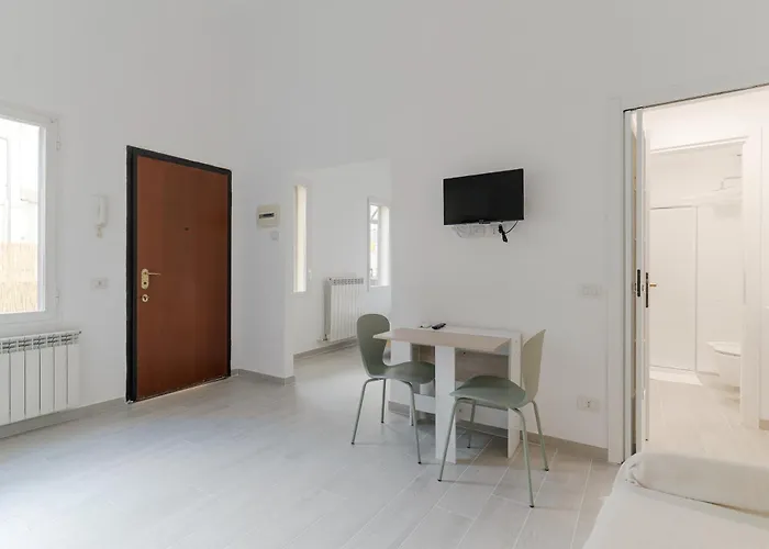 Guesthost - Patio Varesina *