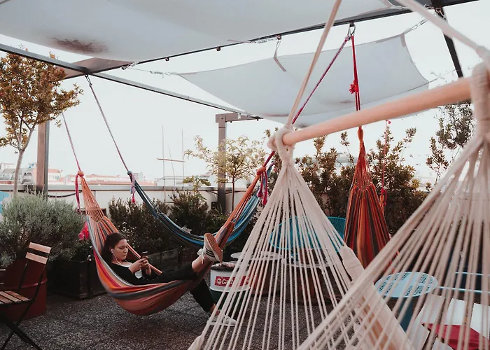 贝罗格兰德旅舍 *