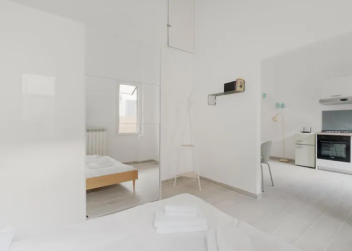 Guesthost - Patio Varesina