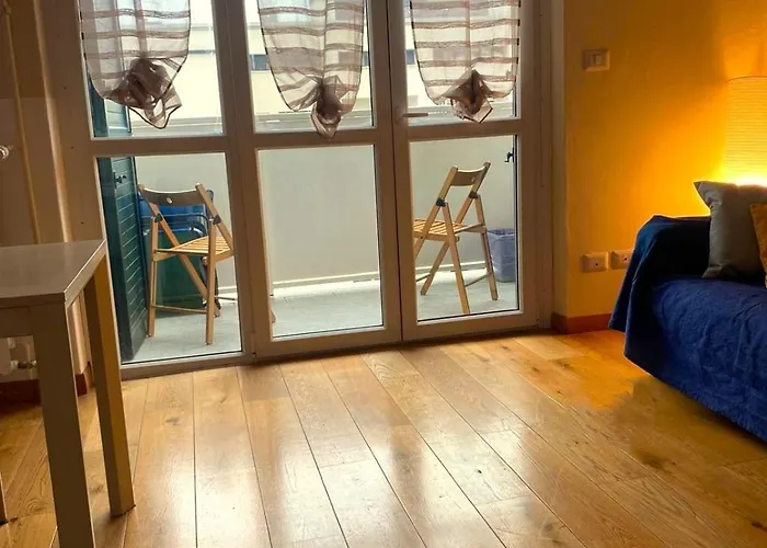 Near Linate Duomo And Station Minutes Away 아파트