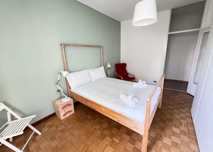 Monte Cristallo - Isola And Station Mailand