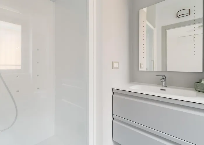 Guesthost - Modern Precotto Apartment *