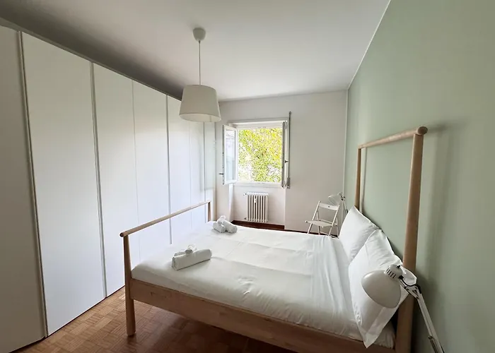 Monte Cristallo - Isola And Station Mailand