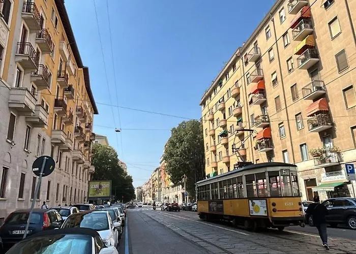 Near Linate Duomo And Station Minutes Away 아파트 *