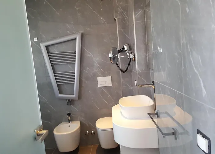 Gatto Bianco Mia Otel Milano