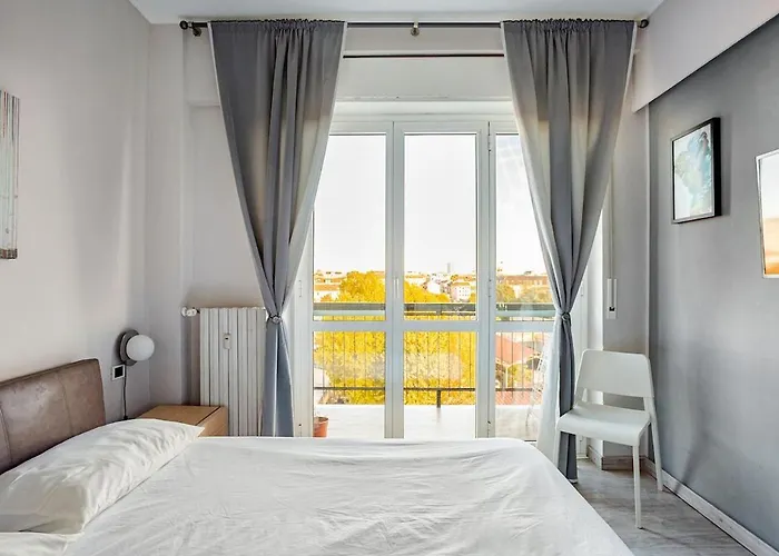 Bright With Canal Balcony Apartment *