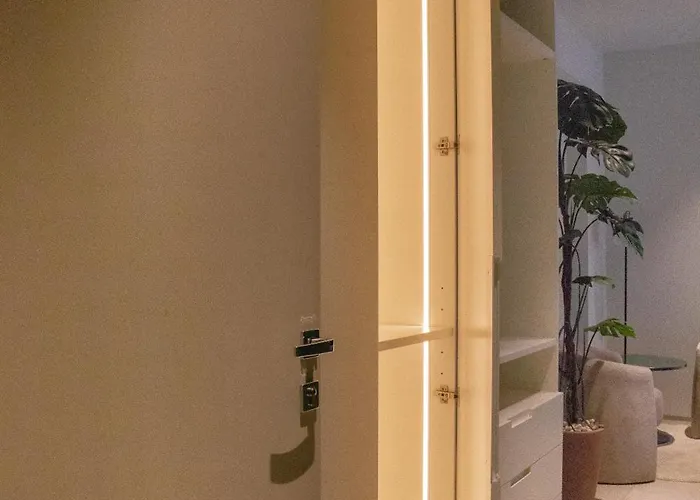 Navigli - Leobrothers - Alzaia Naviglio Pavese 8 Milánó