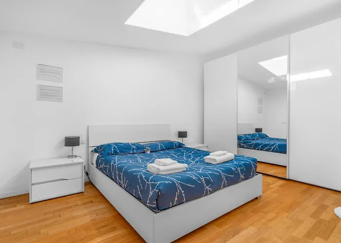 Attico Con Vasca, Posto Auto E Metro Sotto Casa