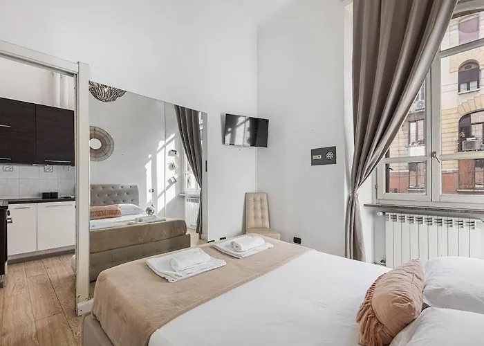 Isola District - Fashion House *