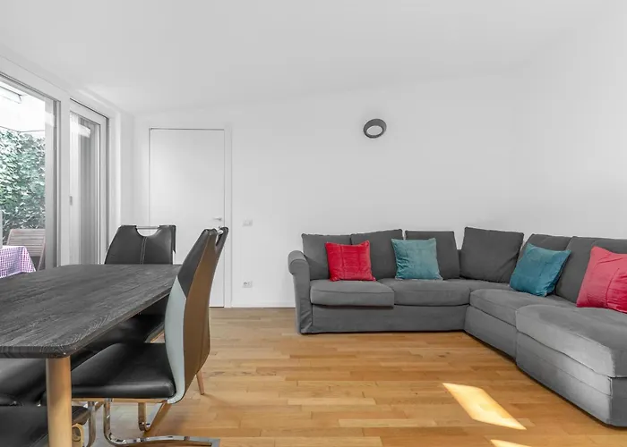 Attico Con Vasca, Posto Auto E Metro Sotto Casa