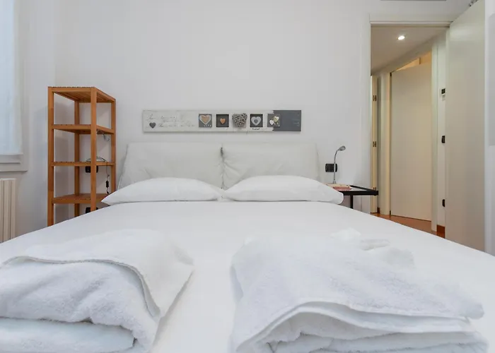 I-host - Ripa Navigli Lägenhet *