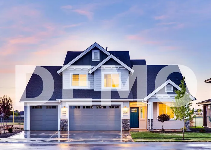 Final Weekend Design Week - Up To 4 People - 2 Bathrooms *