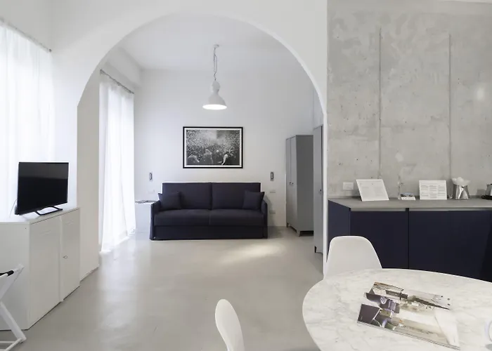 Italianway - Piazza Niccolo Tommaseo 2a *