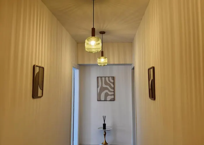 Charming 2 Bed With Private Baths In Center