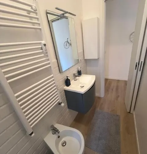 Charming In Isola Near The Metro!