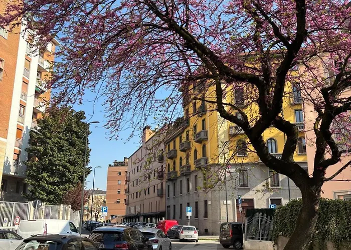 Charming In Isola Near The Metro!