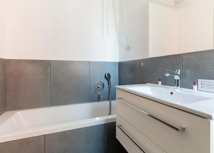 Guesthost - Bright Near Mm1 Turro *